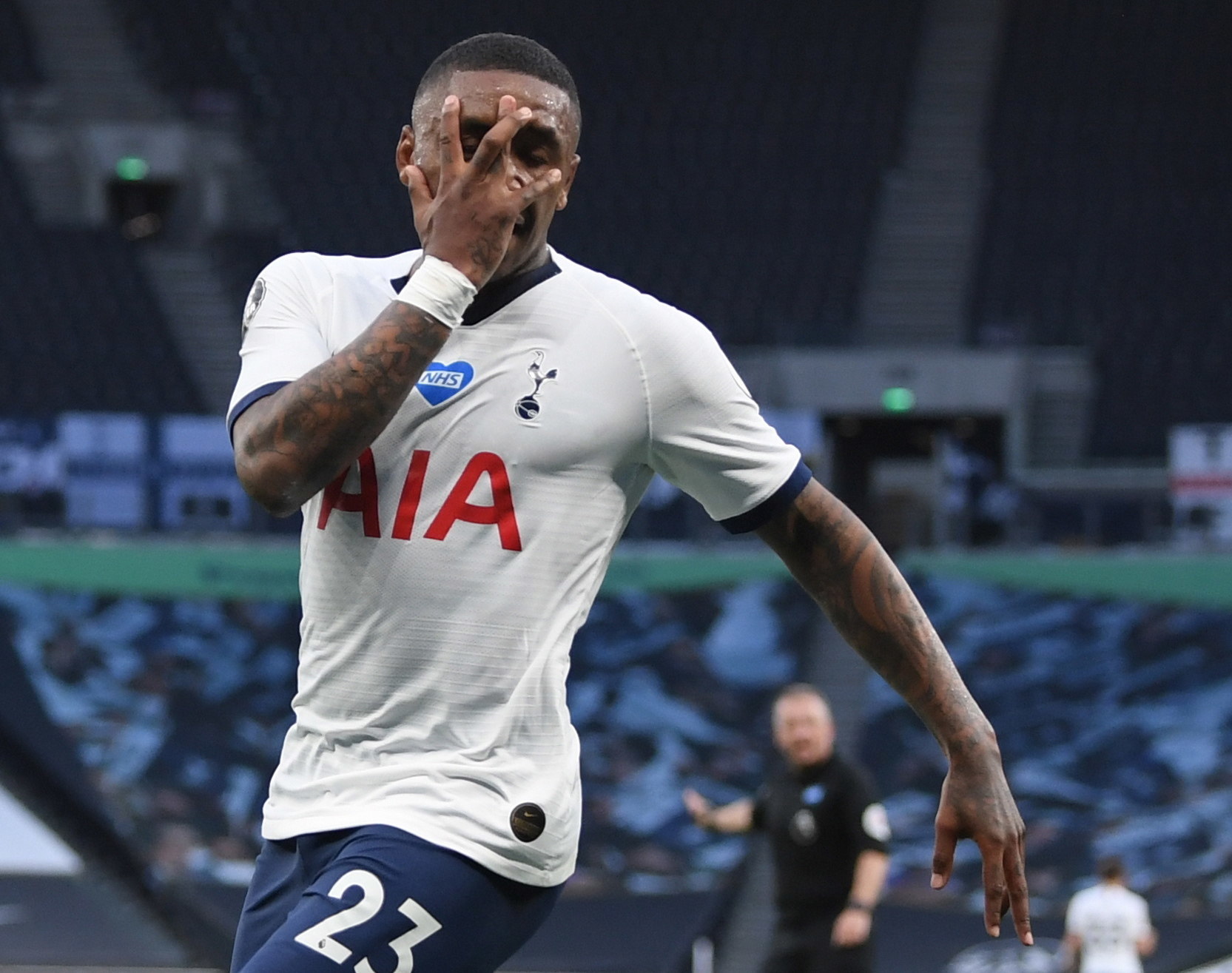 London (United Kingdom), 19/06/2020.- Tottenham Hotspurs midfielder Steven lt;HIT gt;Bergwijn lt;/HIT gt; celebrates scoring a goal during the English Premier League soccer match between Tottenham Hotspur and Manchester United in London, Britain, 19 June 2020. (Reino Unido, Londres) EFE/EPA/SHAUN BOTTERILL / NMC / GETTY IMAGES POOL EDITORIAL USE ONLY. No use with unauthorized audio, video, data, fixture lists, club/league logos or live services. Online in-match use limited to 120 images, no video emulation. No use in betting, games or single club/league/player publications