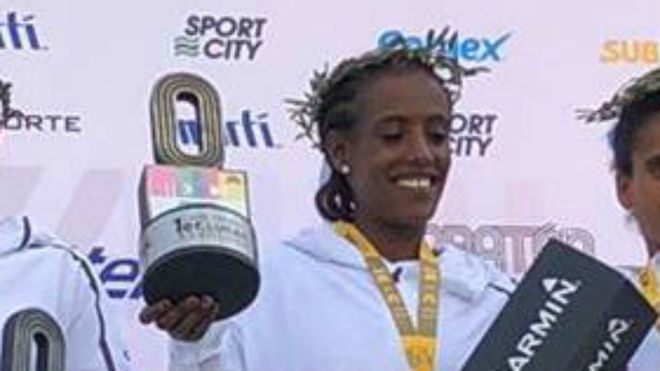 Etaferahu Temesgen Wodaj, en el podio como ganadora del Maratn de...