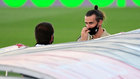 Gareth Bale, antes del partido mientras sus compaeros estaban en el...