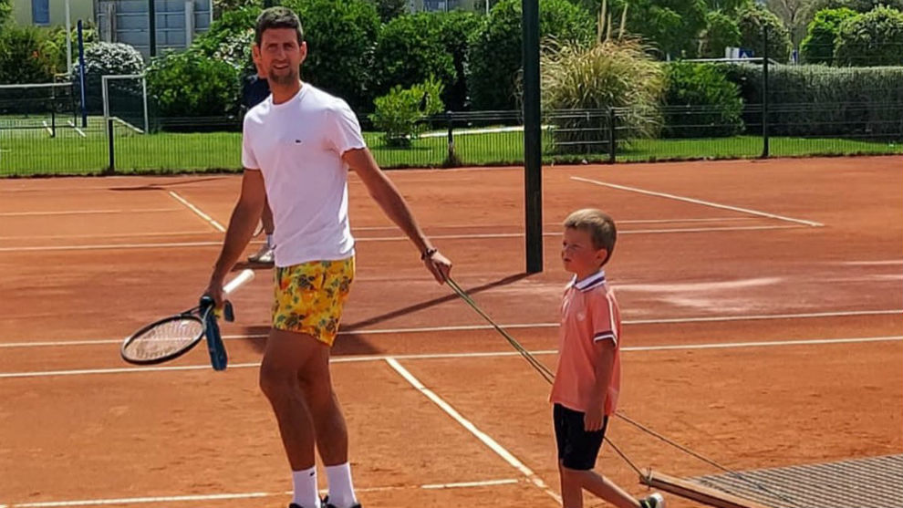 Djokovic pasa el rodillo con su hijo Stefan