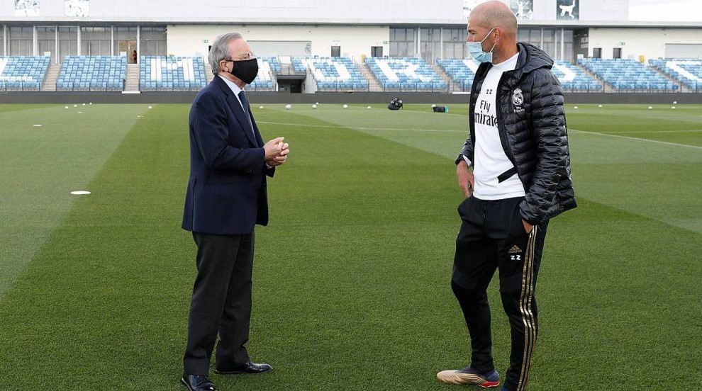 Florentino Pérez y Zinedine Zidane dialogan en una de las visitas del presidente a Valdebebas.