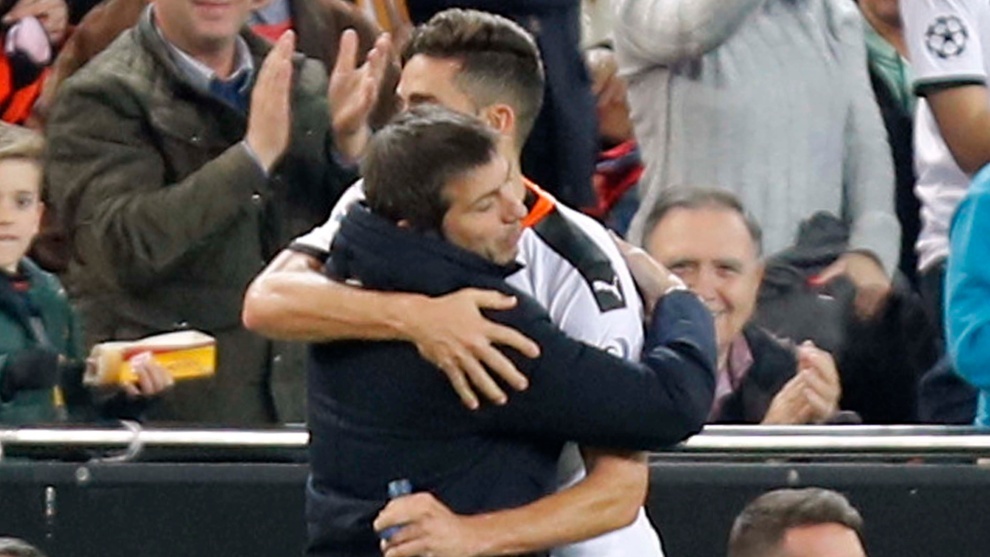 Paulista se abraza a Celades tras marcar al Atltico en Mestalla.