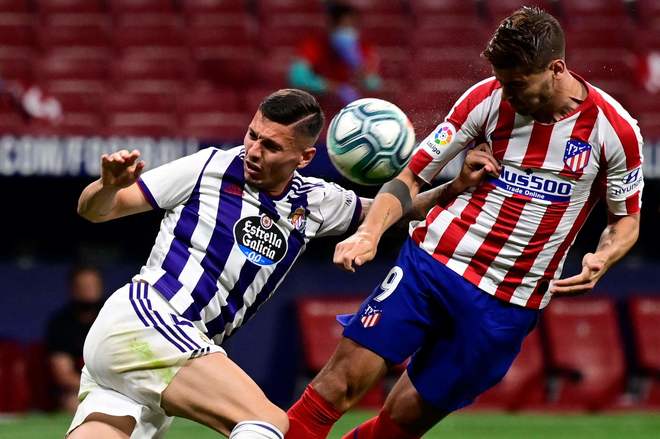 Valladolid&apos;s Spanish defender Kiko (C) challenges lt;HIT gt;Atletico...