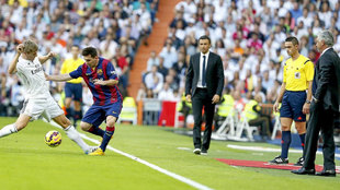 Messi y Kroos disputan un baln ante la presencia de Ancelotti y Luis...
