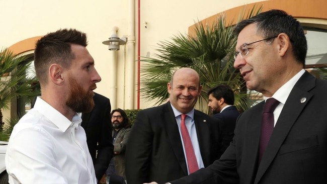 Messi y Bartomeu se saludan en el acto de entrega de la Bota de Oro.