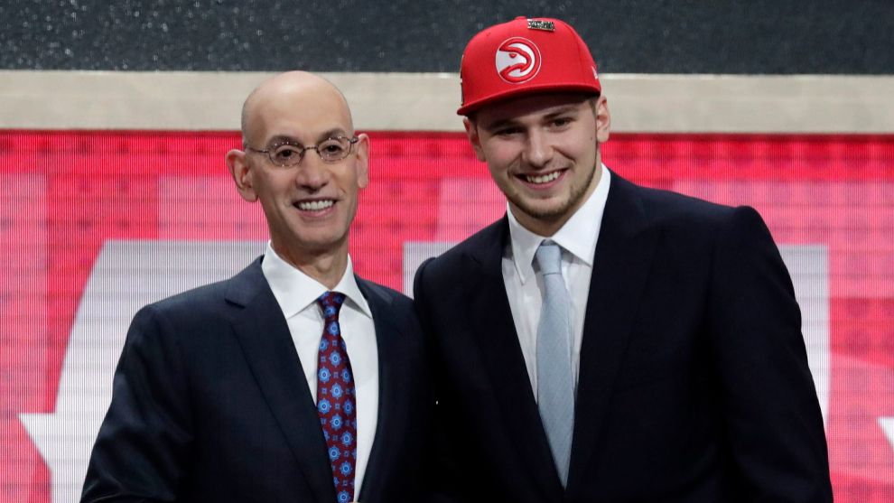 Adam Silver, comisionado de la NBA, junto a Luka Doncic en el Draft de...