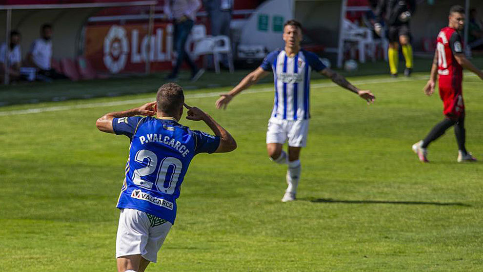Pablo Valcarce celebra su primer gol en Anduva de los dos que anot...