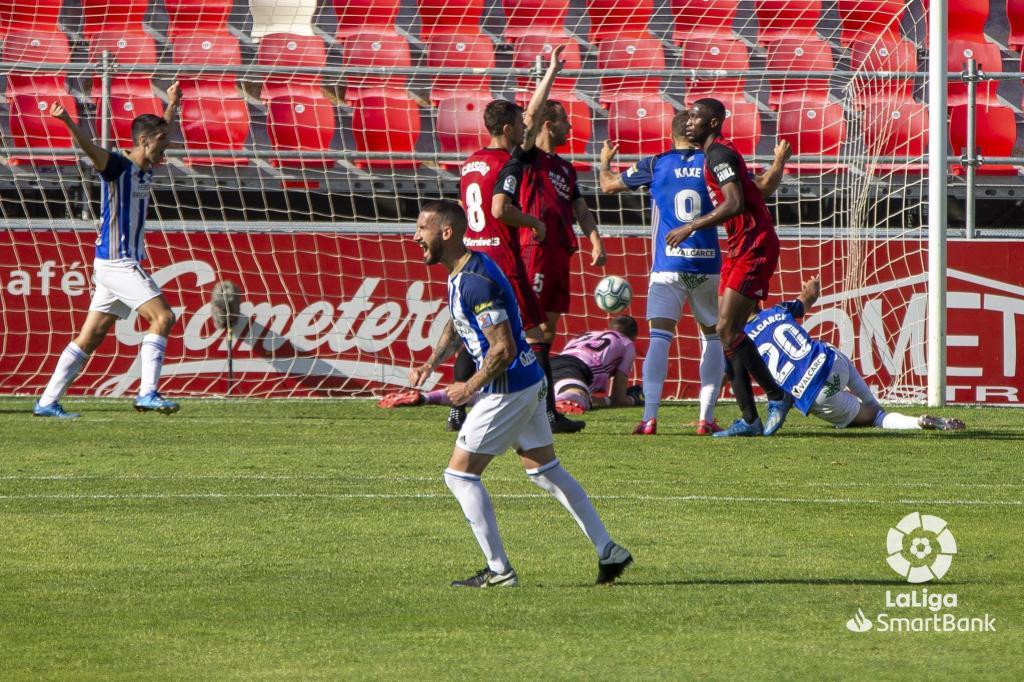 Pablo Valcarce en el suelo tras marcar el segundo gol con una...