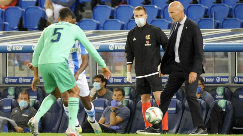 Zidane observa una acción junto a la banda de Isak y Varane.