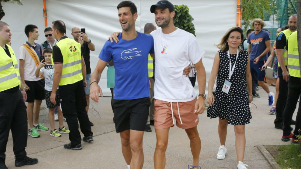 Djokovic y Dimitrov se abrazan durante el &apos;Adria Tour&apos;
