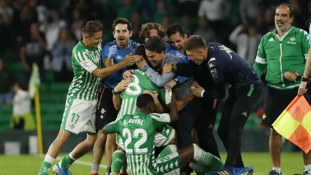 El tcnico cataln se abraza a sus futbolistas tras ganarle al Celta