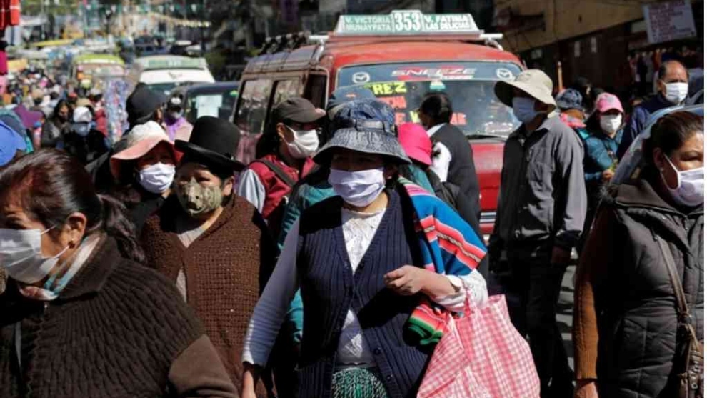 Ciudadanos bolivianos protegidos por las mascarillas.