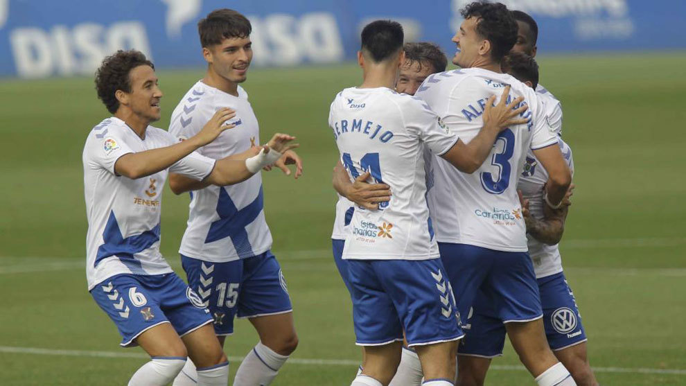 Milla y sus compaeros celebran uno de los goles del Tenerife