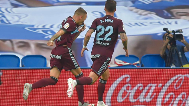 Iago Aspas se besa el escudo tras marcar el penalti frente a la Real.