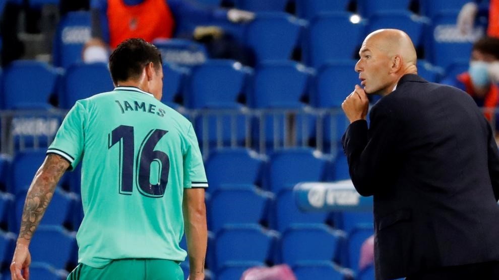 Zidane da instrucciones a James.