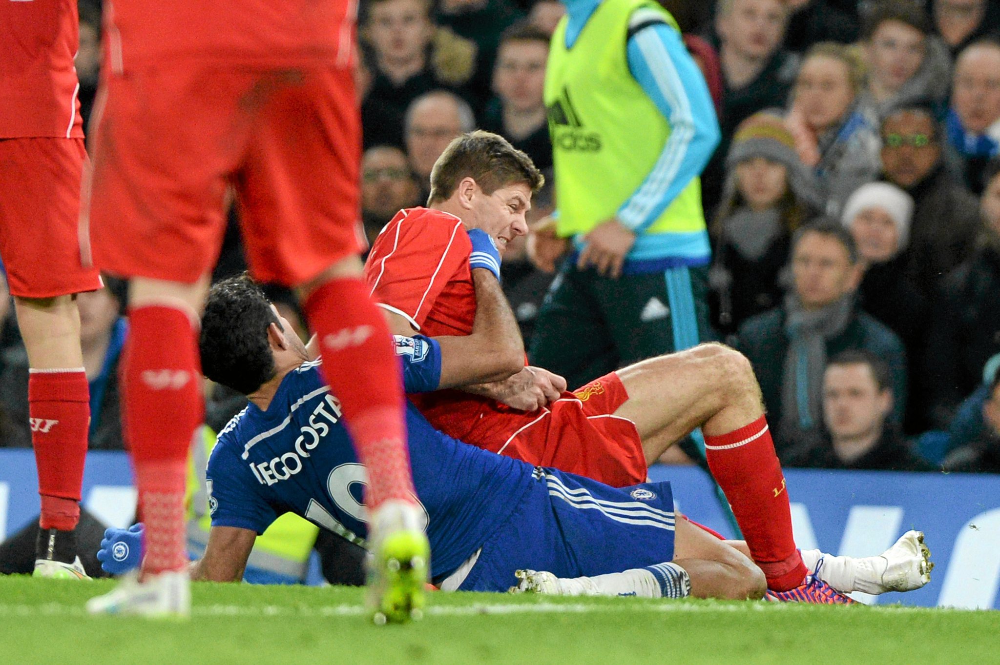 Chelseas Brazilian-born Spanish striker Diego Costa (L) and Liverpools English midfielder Steven lt;HIT gt;Gerrard lt;/HIT gt; (R) start to tussle on the floor after a challenge, an incident for which they were both booked, during the English League Cup semi-final second leg football match between Chelsea and Liverpool at Stamford Bridge in London on January 27, 2015. AFP PHOTO / GLYN KIRK RESTRICTED TO EDITORIAL USE. No use with unauthorized audio, video, data, fixture lists, club/league logos or 