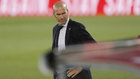 Zinedine Zidane mira a su banquillo frente al Mallorca.
