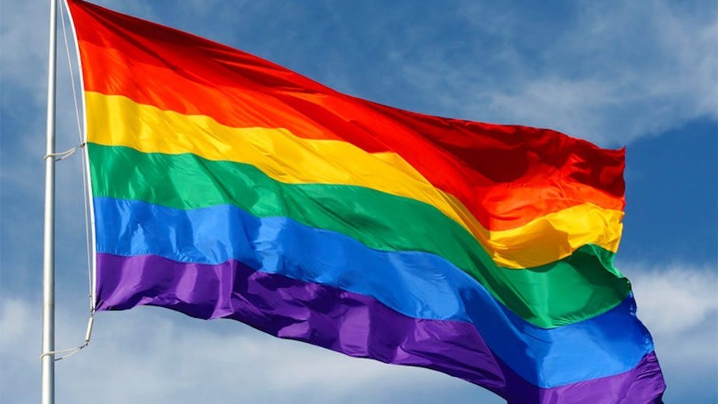 Villanueva de Algaidas: Quitan la bandera LGTBI del Ayuntamiento y los...