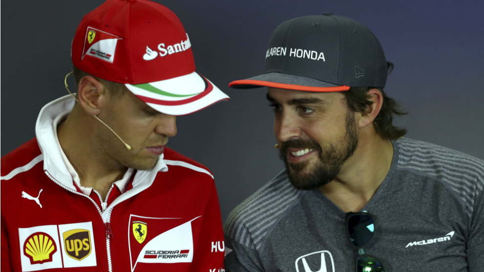 Alonso habla con Vettel.