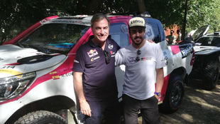 Carlos Sainz y Fernando Alonso, durante el Rally de Marruecos 2019.