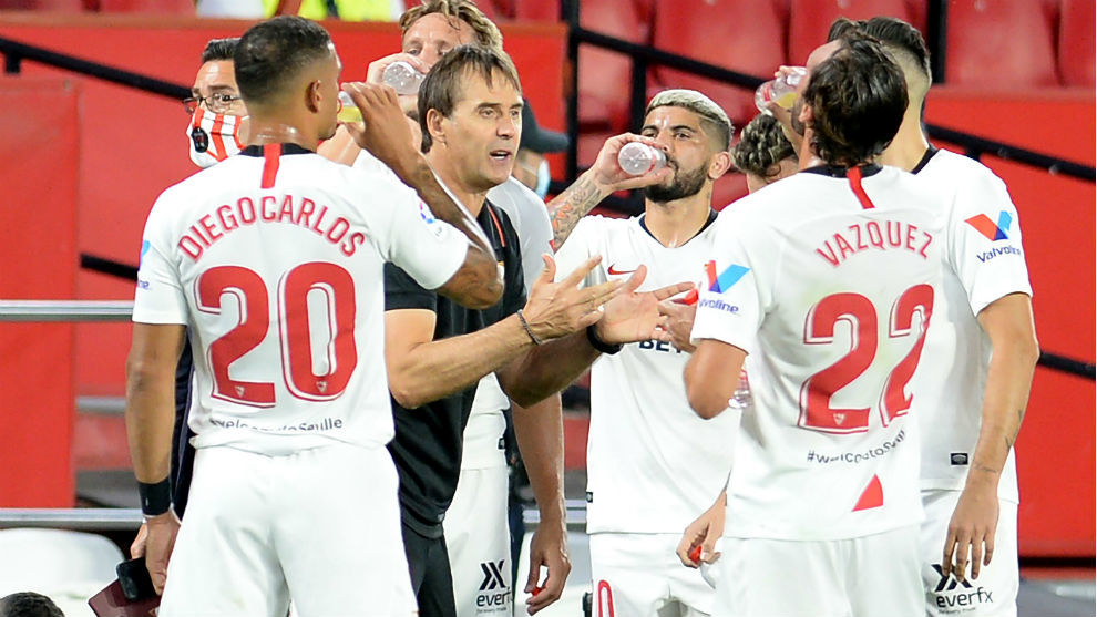 Lopetegui (53) da instrucciones a los jugadores del Sevilla.