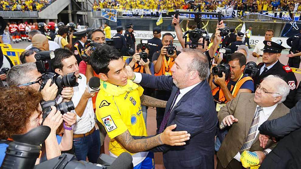 Sergio Araujo junto al presidente Miguel ngel Ramirez, tras el...