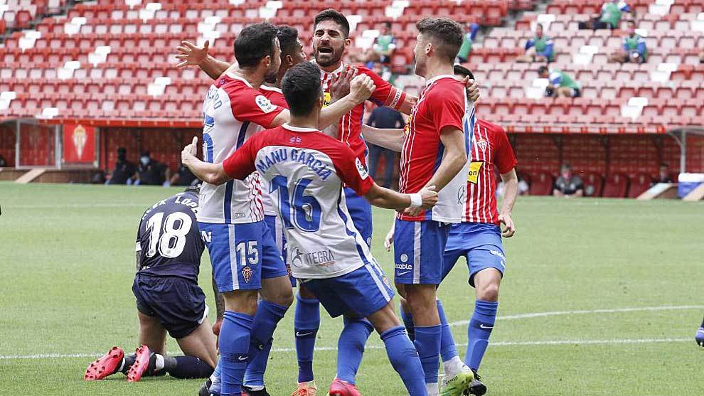 Carmona celebra con sus compaeros uno de los dos goles del Sporting