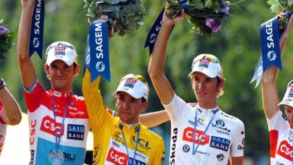 Kurt-Asle Arvesen con Sastre y Schleck en el podio del Tour