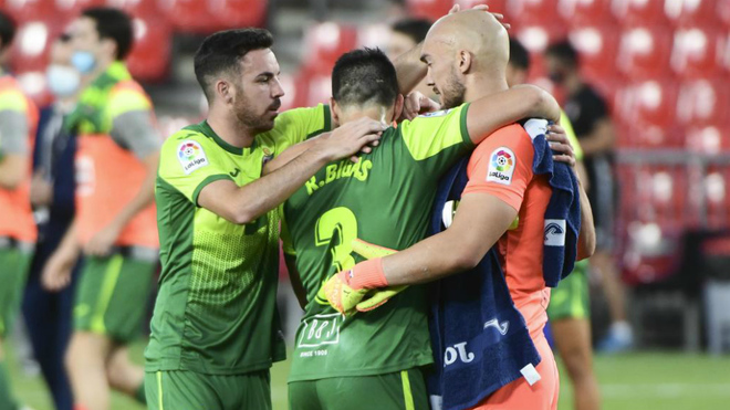 Los jugadores del Eibar se abrazan a la finalizacin del encuentro.