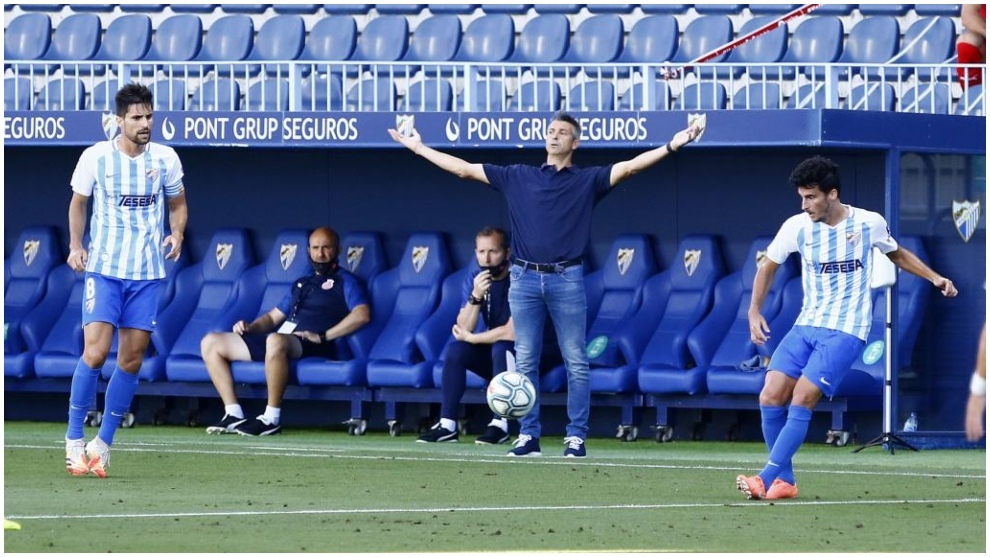 El entrenador del Girona, Mart, durante el partido frente al...