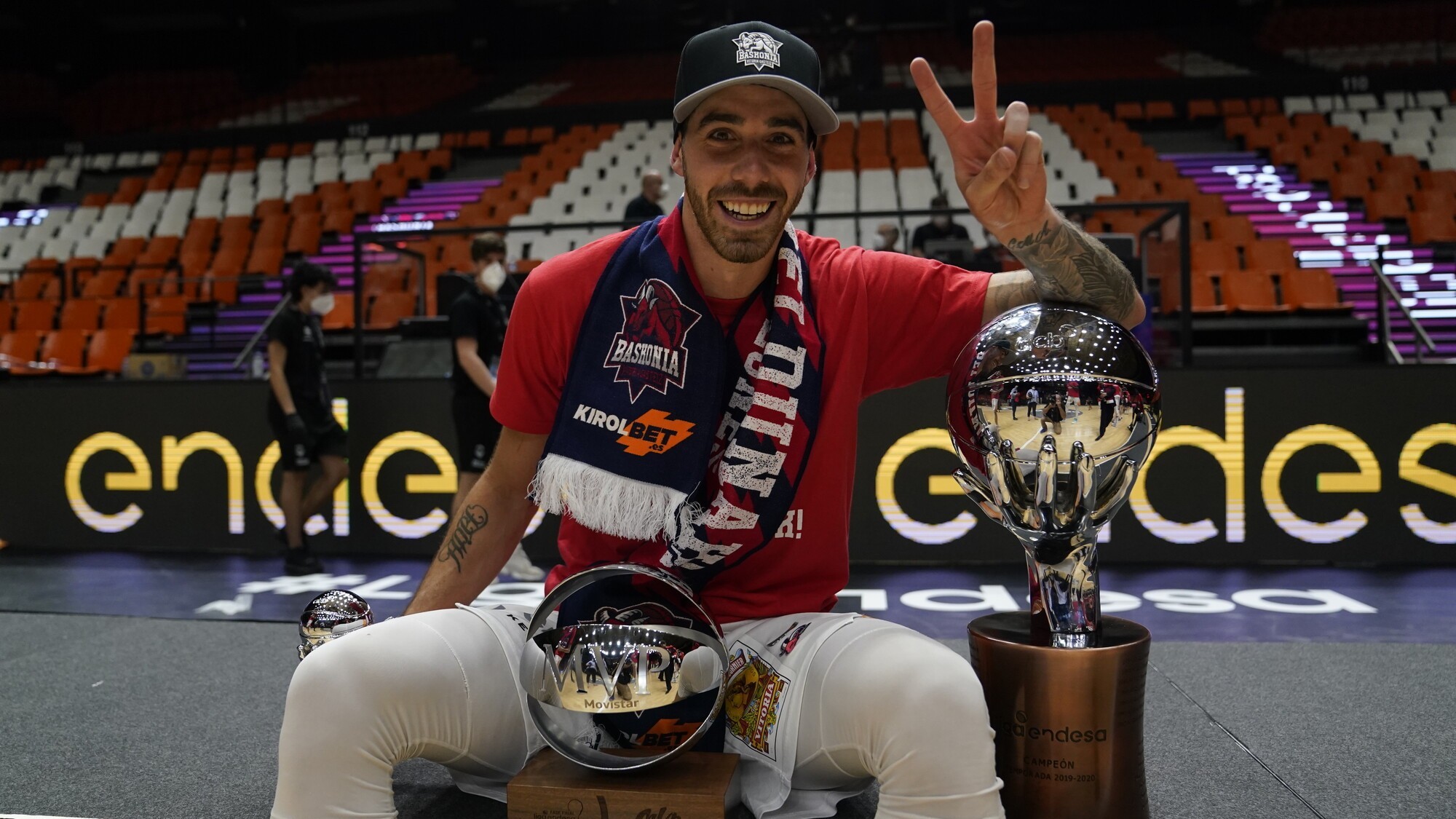 Luca Vildoza, con el trofeo de MVP y con el de campen de la Liga...