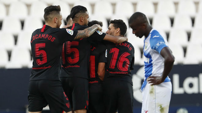 Los jugadores del Sevilla celebran un gol en Butarque.