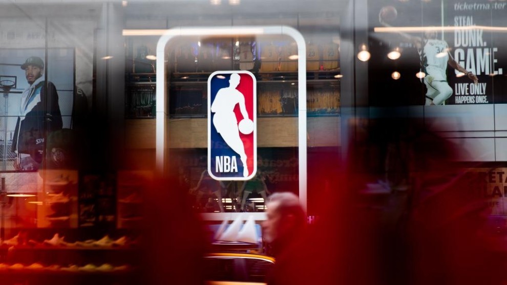 Imagen de la puerta principal de la tienda oficial de la NBA en la...