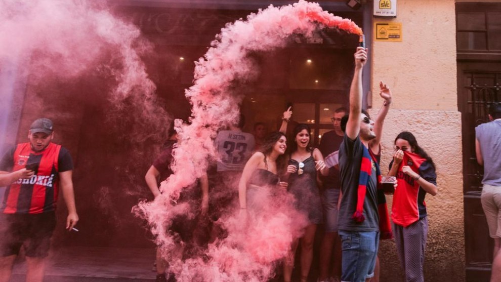 Aficionados celebrando el triunfo del Baskonia con botes de humo a la...