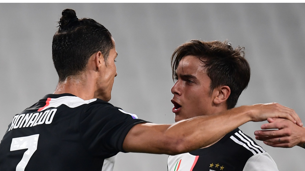 Cristiano celebra con Dybala un tanto marcado al Genoa
