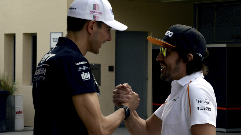 Ocon estrecha la mano de Alonso.