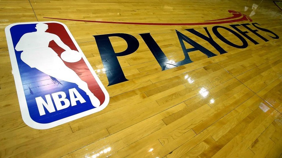 Un cartel de los playoffs de la NBA sobre el parqu de una cancha.