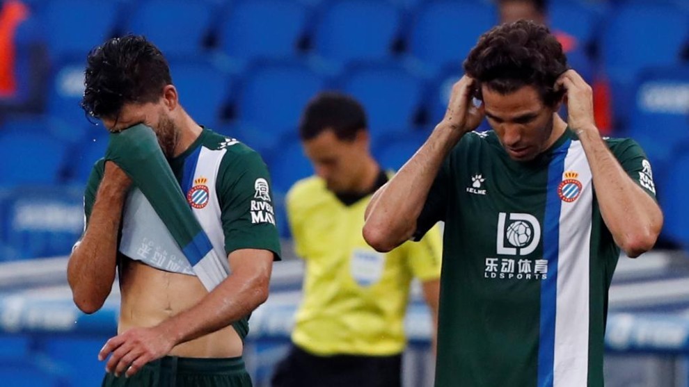 Didac y Leandro se lamentan tras la derrota contra la Real Sociedad.