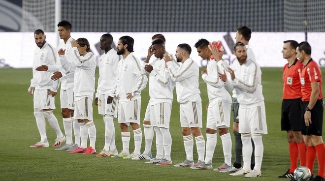 Los árbitros y el equipo de titular del Real Madrid, antes del inicio...