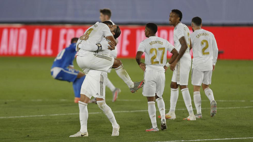 Los jugadores del Madrid, felices tras el final del partido