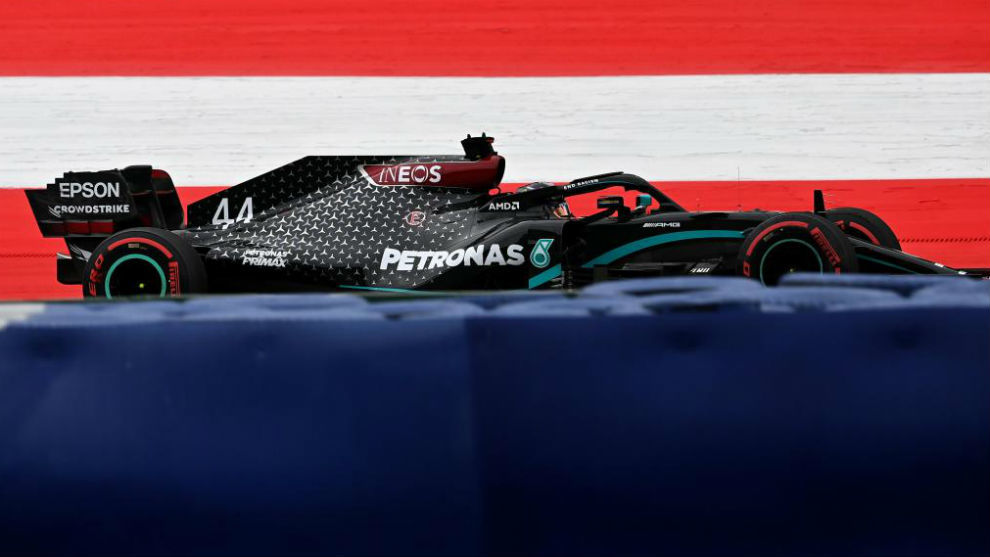 Lewis Hamilton, estrenando el Mercedes W11 pintado de negro, en el GP...