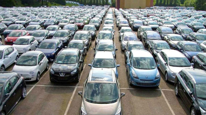 Cientos de coches nuevos a la espera de ser vendidos.