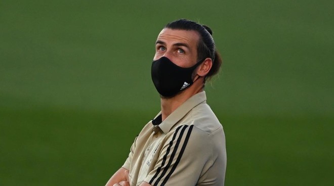 Gareth Bale mira a la grada en la previa de un partido despus del...