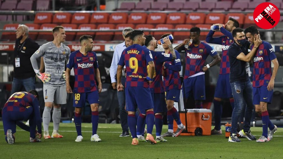Momento de una pausa de hidratacin del Barcelona durante el partido...