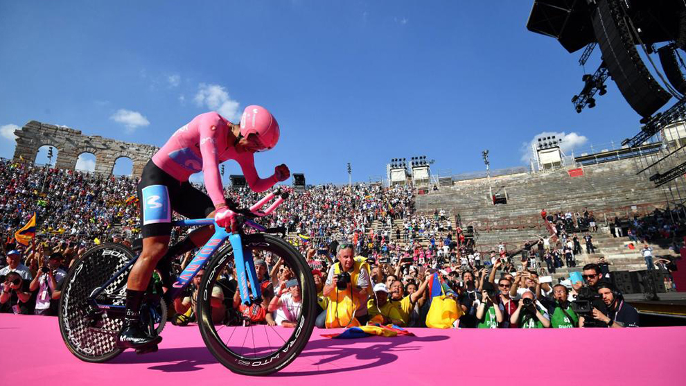Richard Carapaz luce la maglia rosa en el Giro 2019.