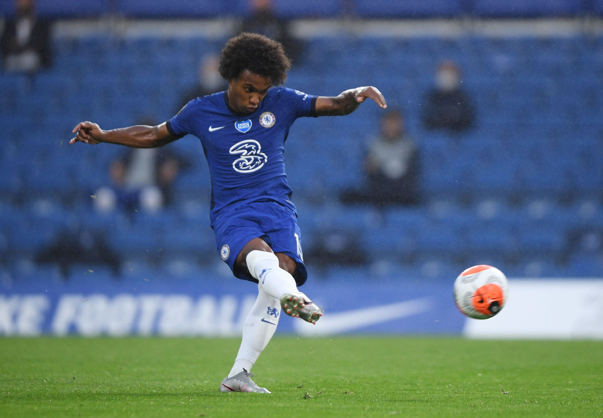 London (United Kingdom), 04/07/2020.- Willian of lt;HIT gt;Chelsea lt;/HIT gt; in action during the English Premier League match between lt;HIT gt;Chelsea lt;/HIT gt; and Watford in London Britain, 04 July 2020. (Reino Unido, Londres) EFE/EPA/Mike Hewitt/NMC/Pool EDITORIAL USE ONLY. No use with unauthorized audio, video, data, fixture lists, club/league logos or live services. Online in-match use limited to 120 images, no video emulation. No use in betting, games or single club/league/player publications
