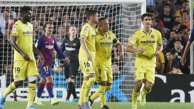 Los jugadores del Villarreal tras marcar al Barcelona en el Camp Nou.