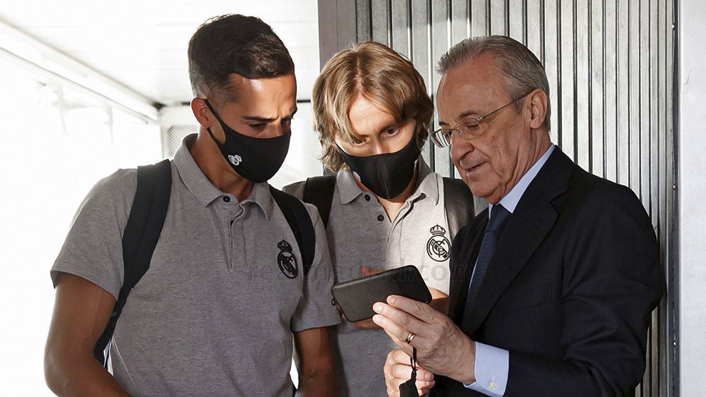 What was Florentino Perez showing the players on his phone?