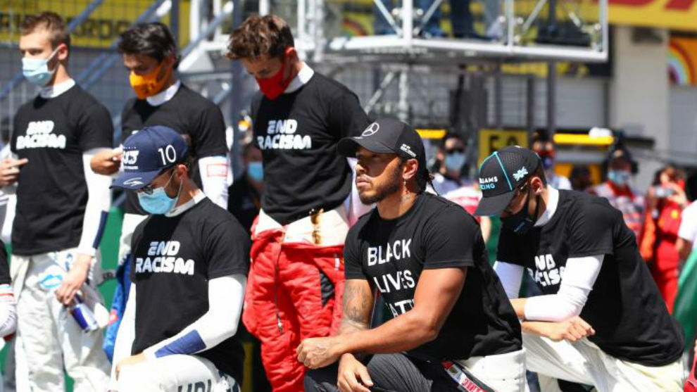 Hamilton de rodillas, junto a Gasly y Russell, mientras Leclerc, Sainz...