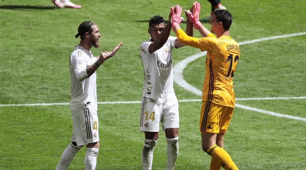 Los jugadores del Real Madrid, Ramos, Courtois y Casemiro celebran la victoria ante el Athletic.